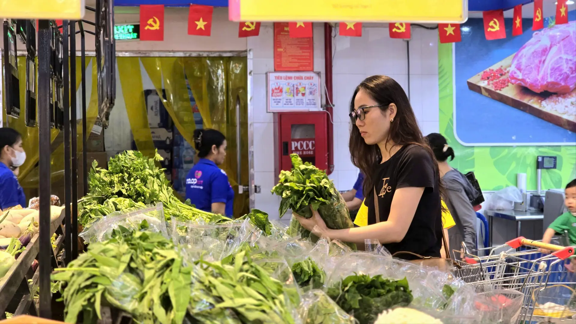 Saigon Co.op giảm 33% thực phẩm, c&ugrave;ng người d&acirc;n tr&aacute;nh b&atilde;o
