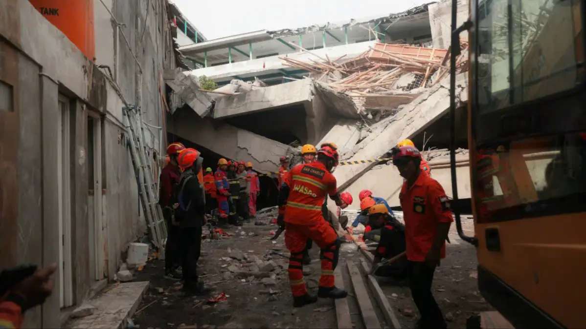 Indonesia: Sập trường học, 38 người kẹt dưới đống đổ n&aacute;t