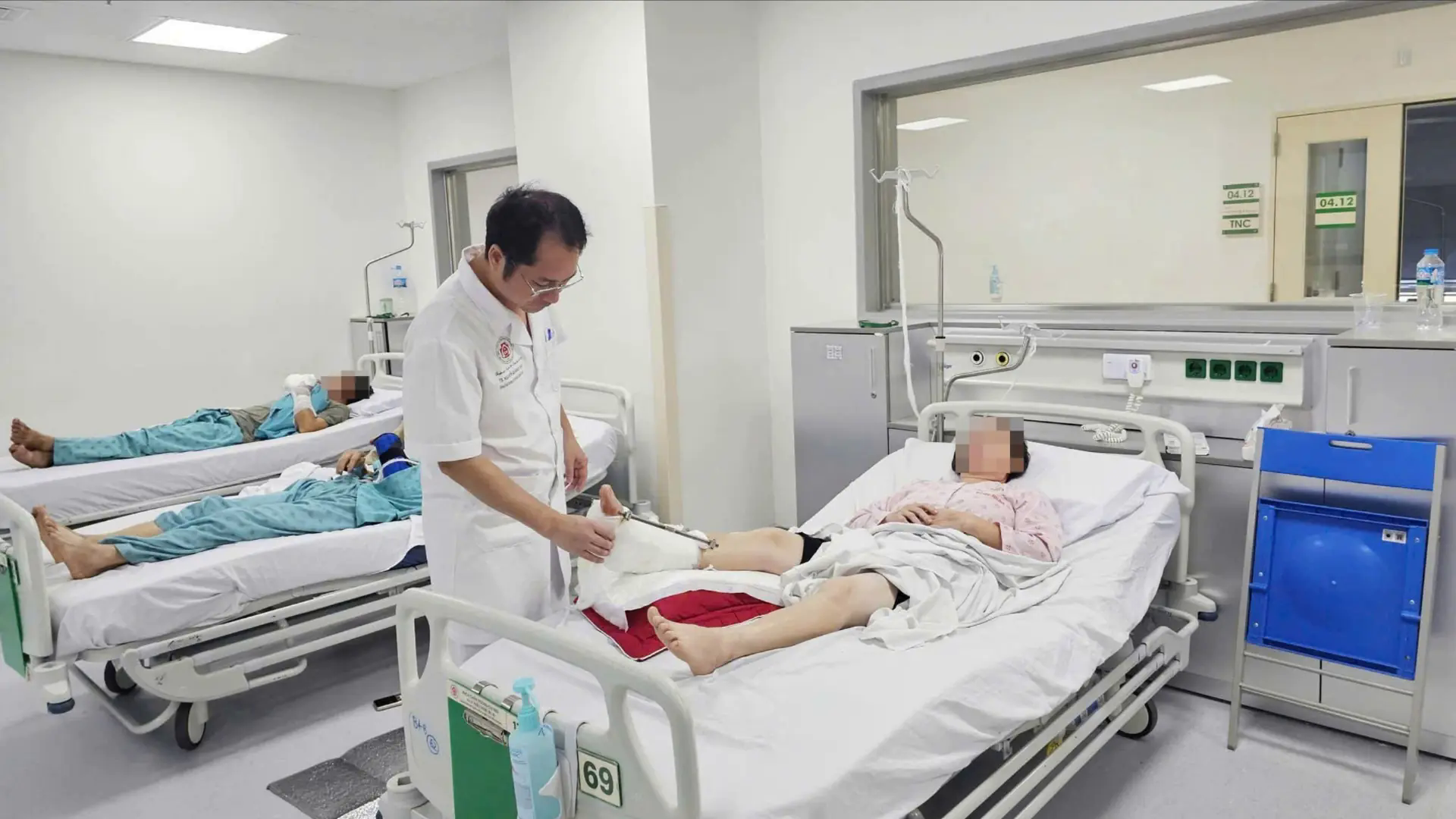 Nối th&agrave;nh c&ocirc;ng b&agrave;n ch&acirc;n bị đứt rời do m&aacute;y cắt cỏ