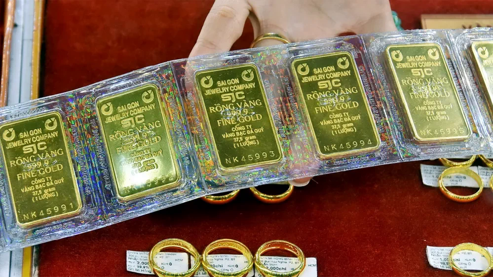 Gi&aacute; v&agrave;ng 13/1: V&agrave;ng trong nước neo ở mức 162 triệu đồng/lượng