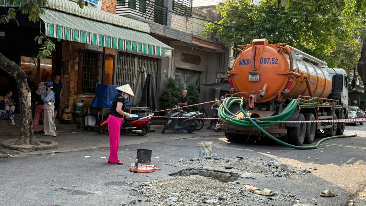 TP.HCM: Hai c&ocirc;ng nh&acirc;n tử vong khi nạo v&eacute;t hố ga