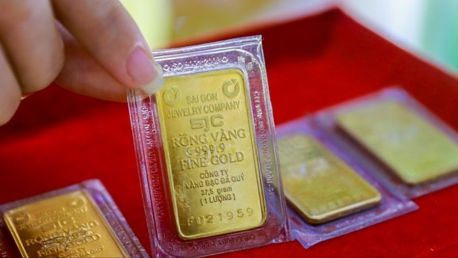 Gi&aacute; v&agrave;ng 17/1: Gi&aacute; v&agrave;ng miếng đi ngang