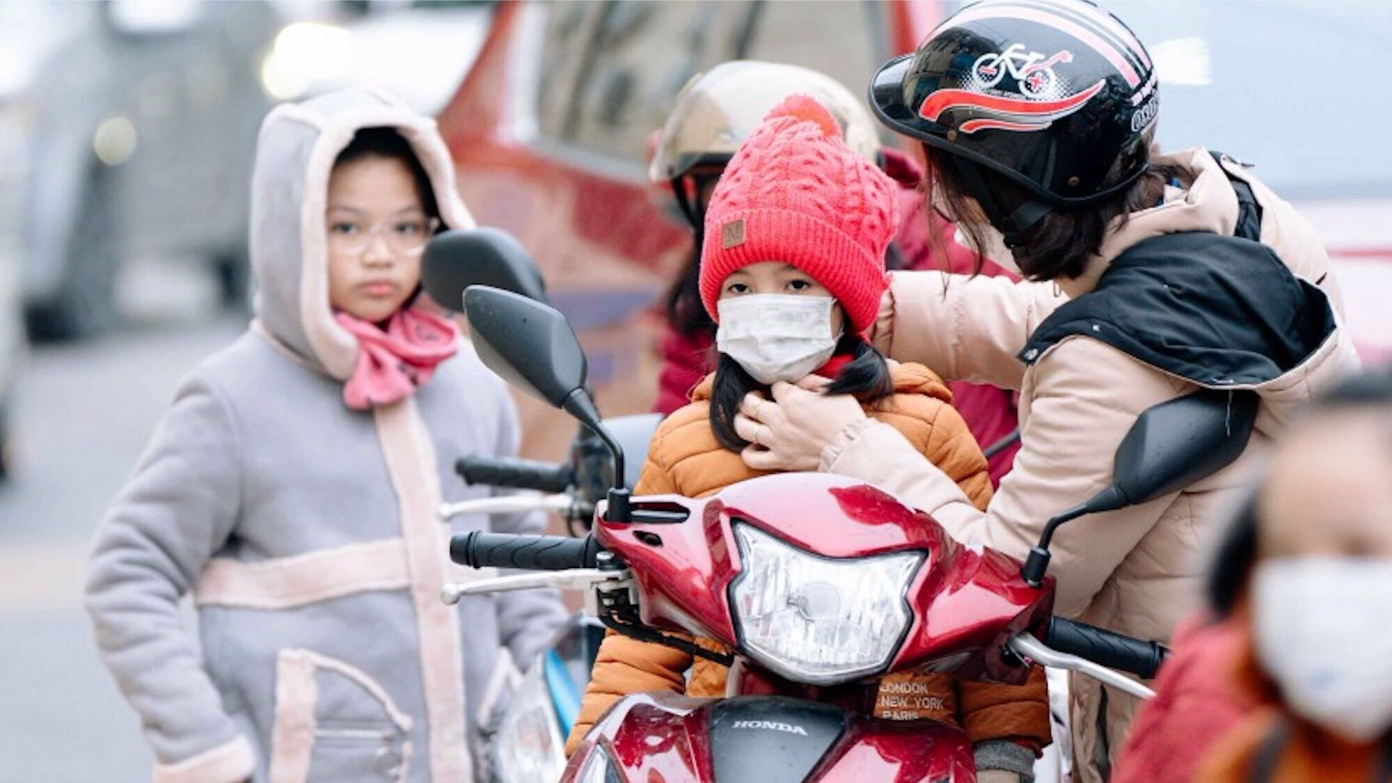 Hiệu trưởng quyết định h&igrave;nh thức học tập khi trời r&eacute;t