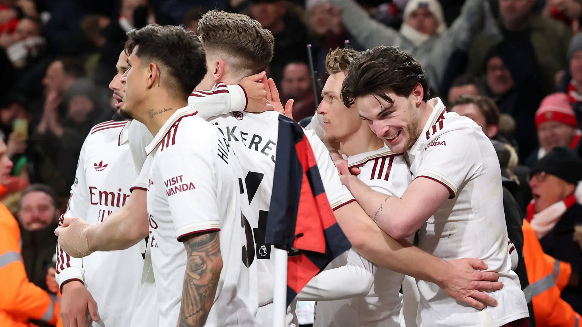 Arsenal tạo khoảng c&aacute;ch 7 điểm với Man City
