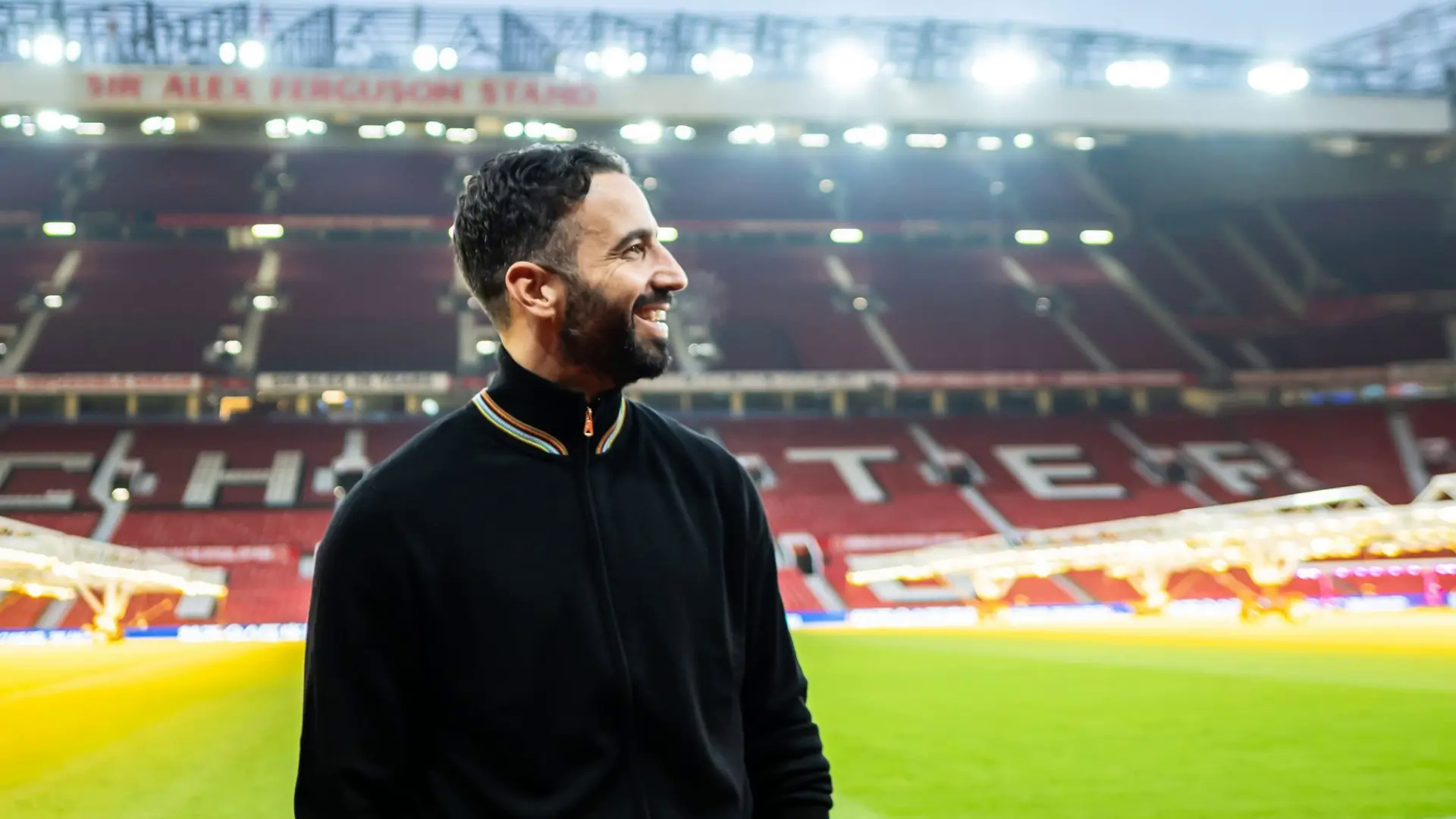 Manchester United chia tay HLV Ruben Amorim
