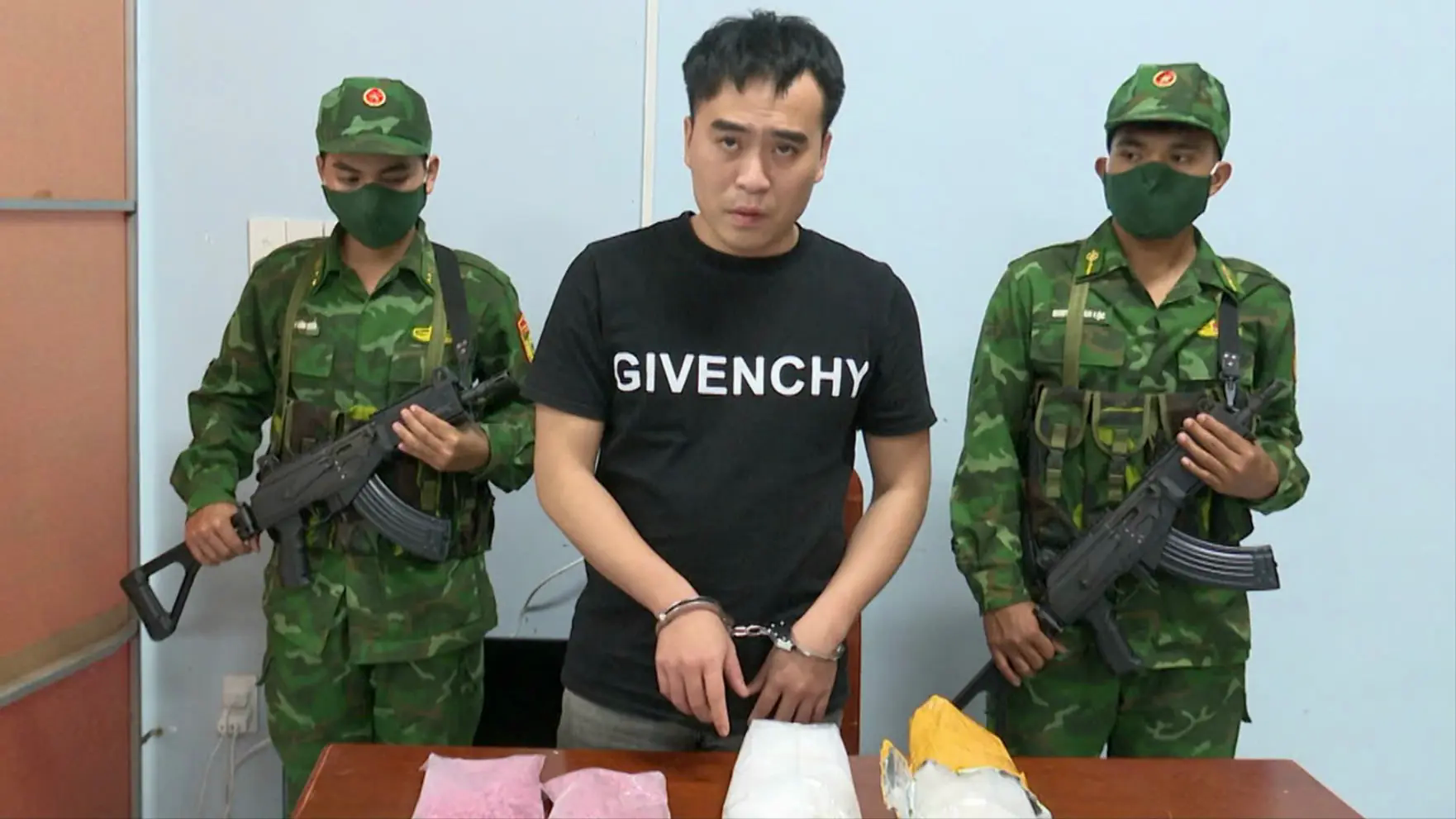 Bắt đối tượng vận chuyển tr&aacute;i ph&eacute;p gần 3 kg ma t&uacute;y