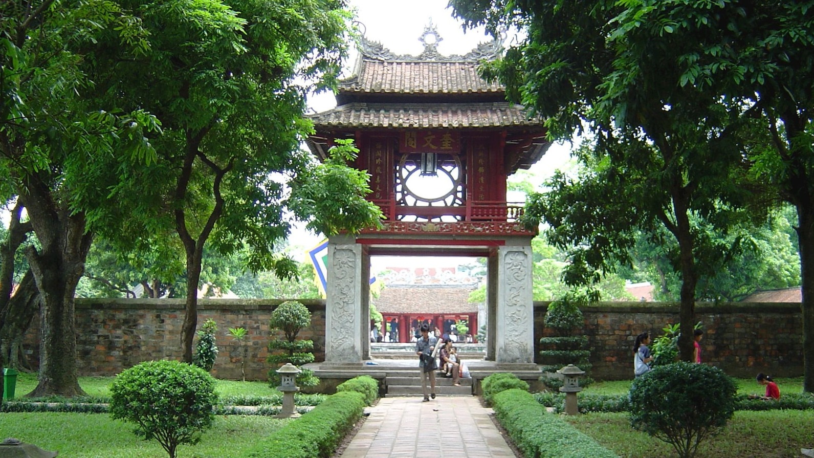 Lấy &yacute; kiến Nh&acirc;n d&acirc;n việc tặng Hu&acirc;n chương Lao động hạng Nh&igrave; cho Trung t&acirc;m Văn Miếu - Quốc Tử Gi&aacute;m