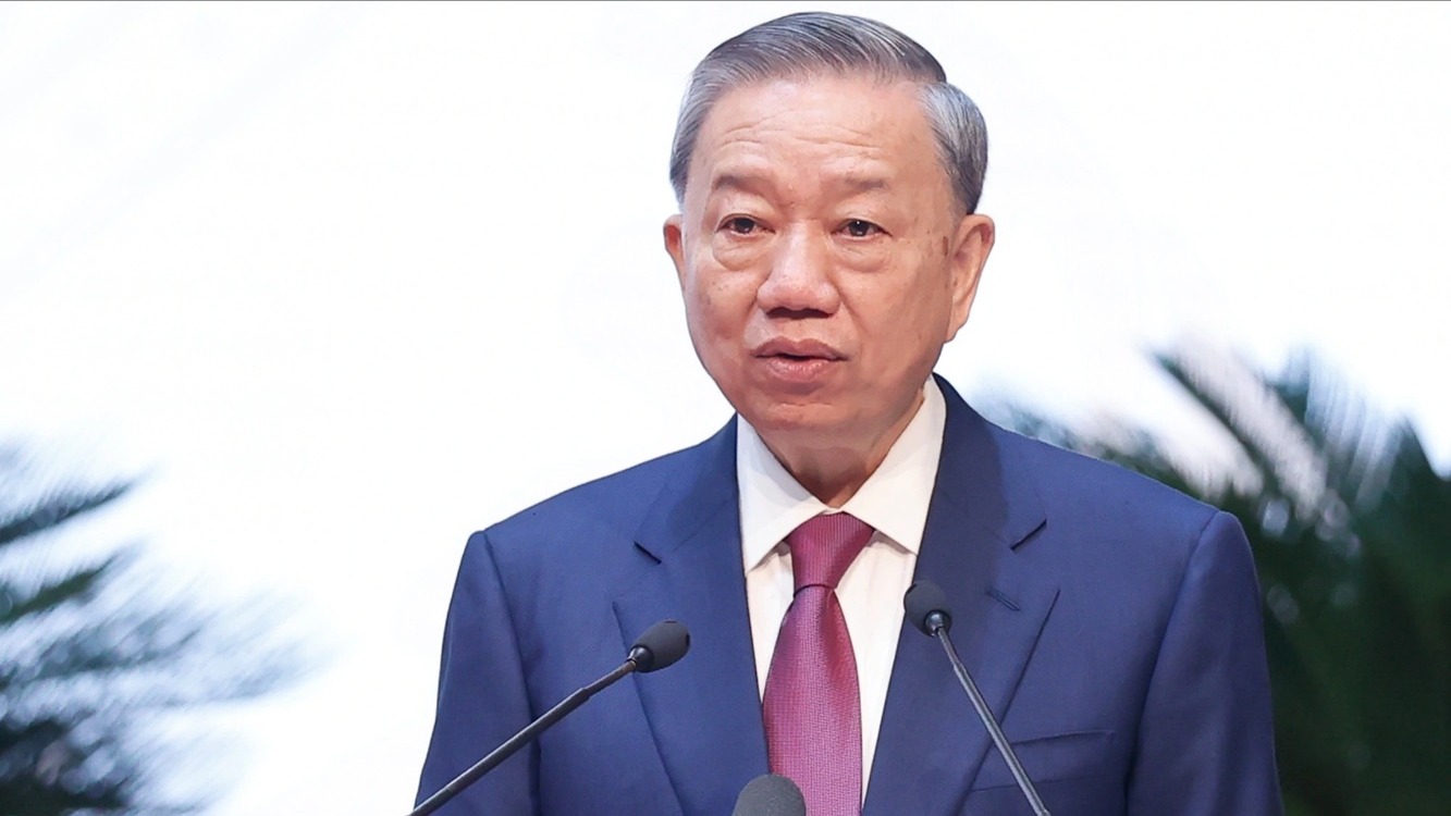 &Aacute;nh s&aacute;ng Hồ Ch&iacute; Minh soi đường cho ch&uacute;ng ta đi