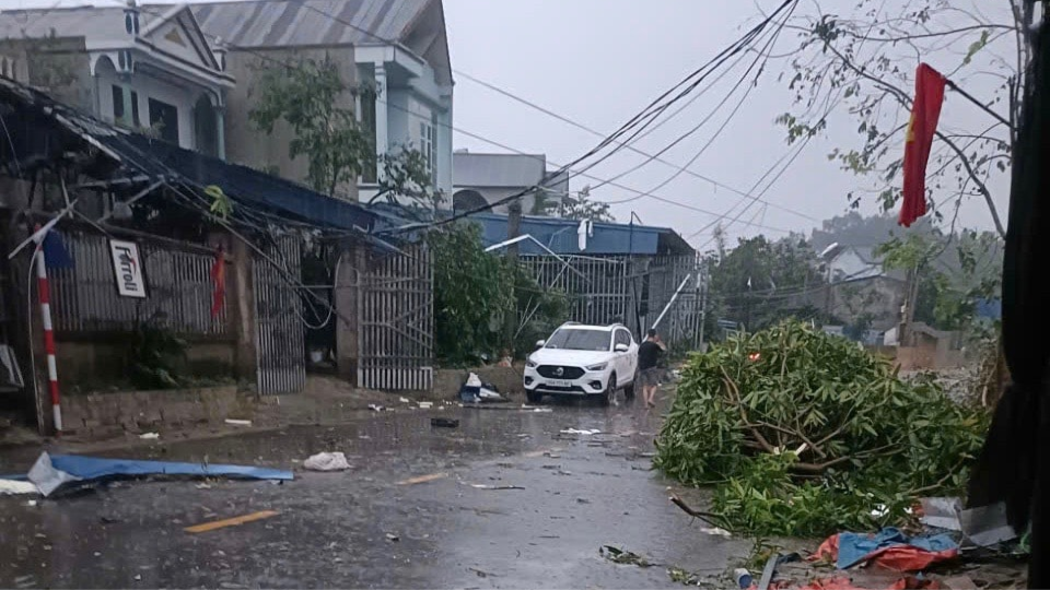 D&ocirc;ng, lốc, mưa đ&aacute; khiến 5 người bị thương, hơn 350 ng&ocirc;i nh&agrave; hư hỏng