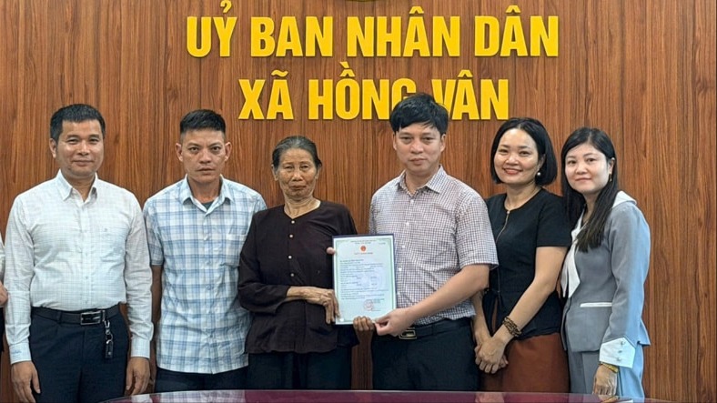 'Tấm giấy th&ocirc;ng h&agrave;nh' cuộc đời cho cụ b&agrave; 82 tuổi