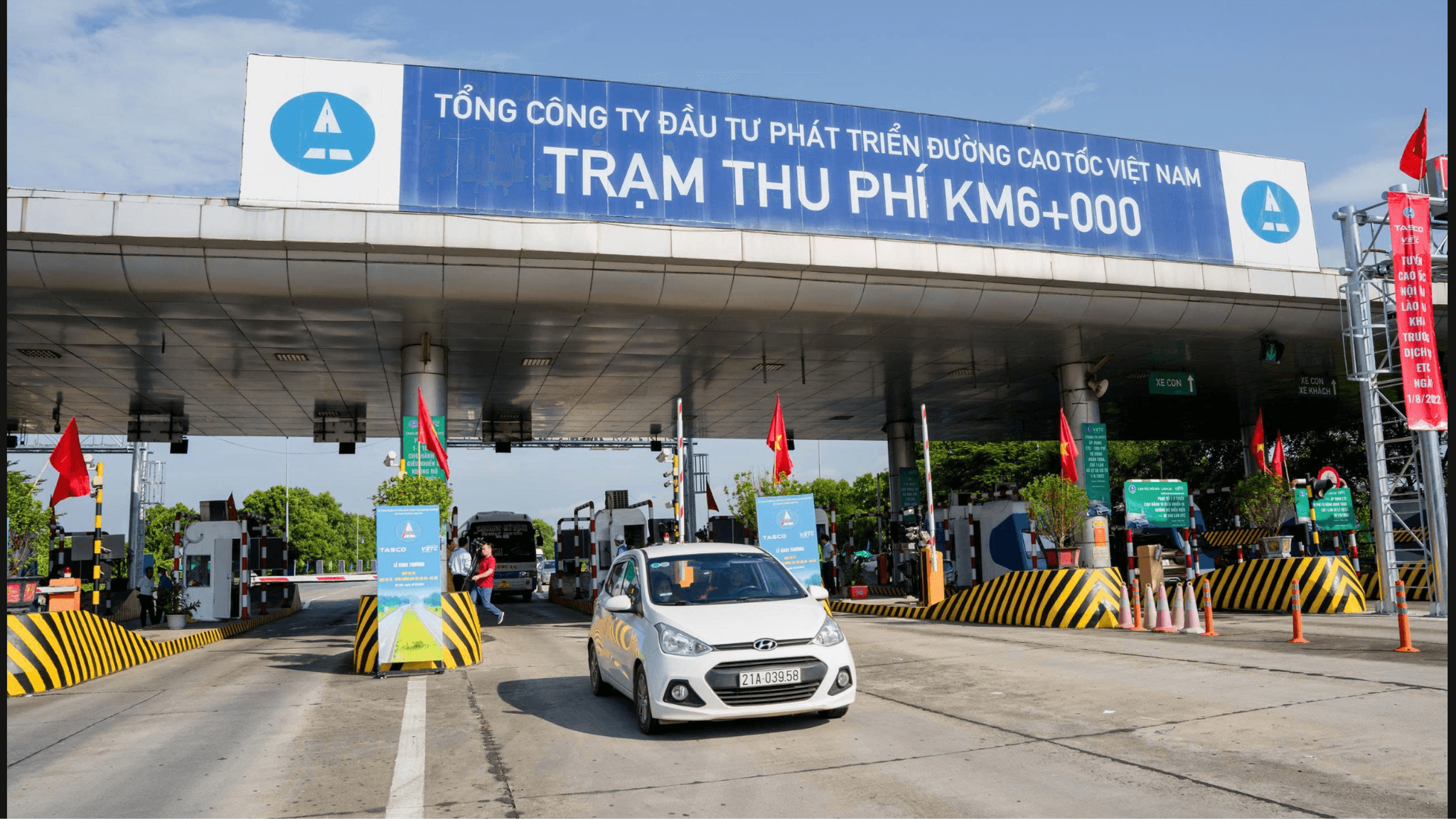 VETC thu ph&iacute; v&iacute; điện tử: Tệp kh&aacute;ch h&agrave;ng trong v&ugrave;ng chịu ph&iacute; lớn đến đ&acirc;u?