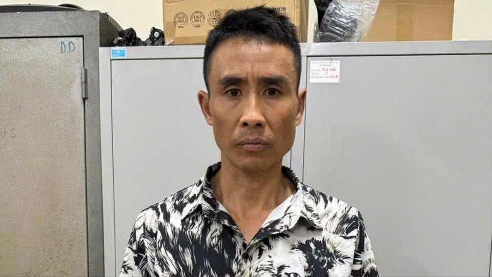 Đối tượng h&agrave;nh hung người tr&ecirc;n phố H&agrave; Tr&igrave; ra đầu th&uacute;