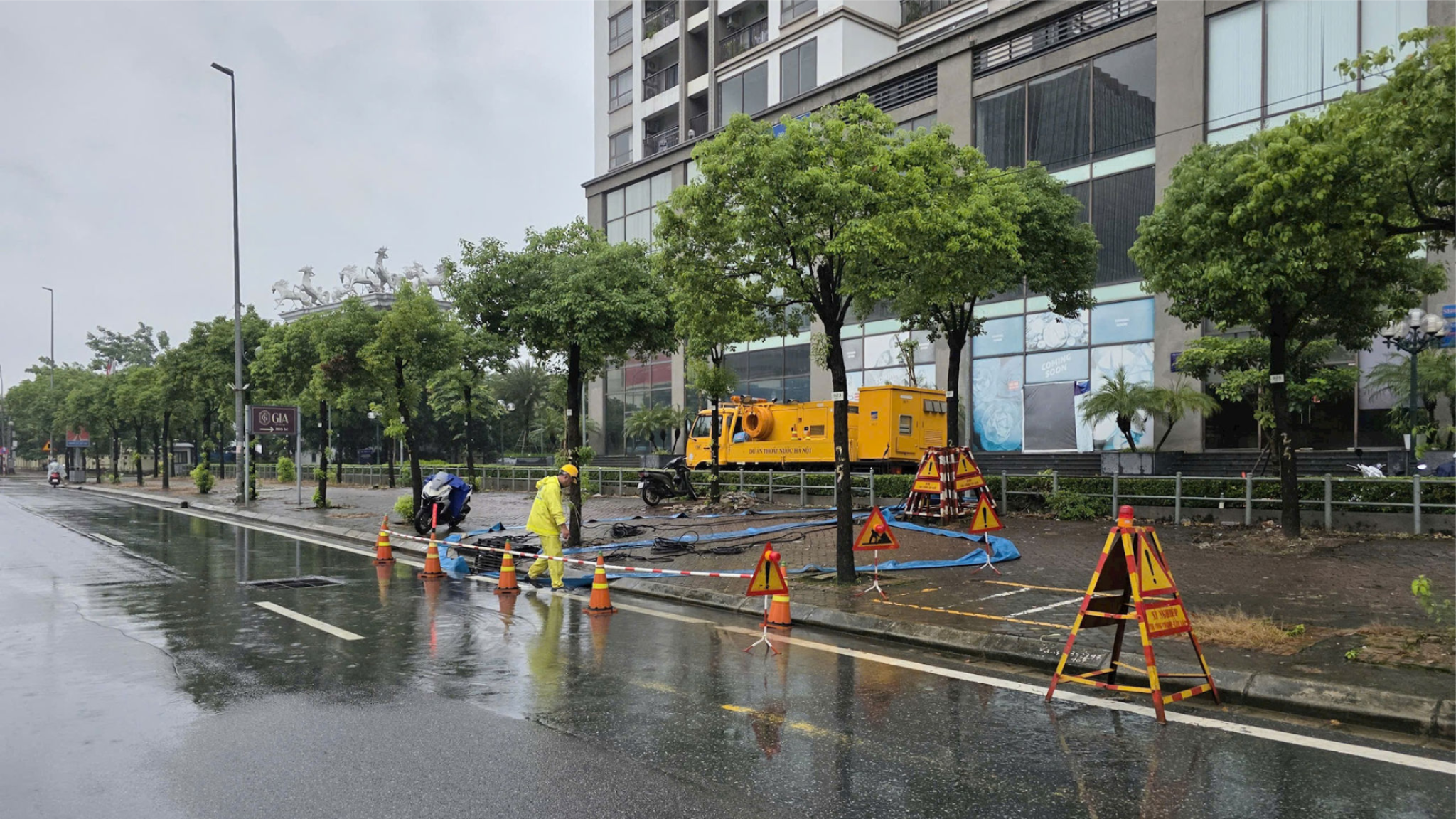 Sau những trận mưa lớn, H&agrave; Nội đ&atilde; kh&aacute;c