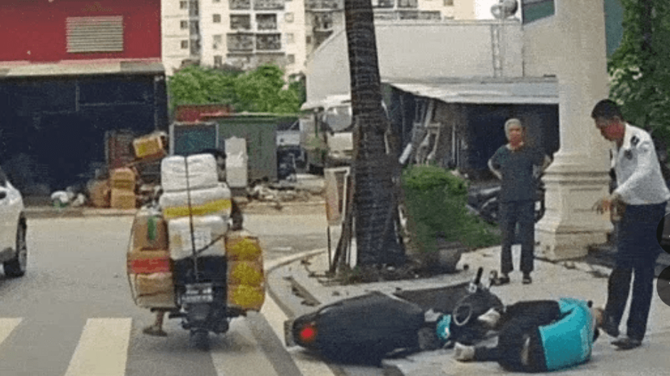 C&ocirc;ng an Ho&agrave;ng Mai x&aacute;c minh vụ người mặc đồ bảo vệ h&agrave;nh hung t&agrave;i xế xe &ocirc;m