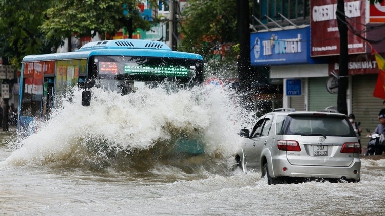 H&agrave; Nội ph&acirc;n luồng giao th&ocirc;ng tại nhiều điểm ngoại th&agrave;nh ngập do b&atilde;o số 4