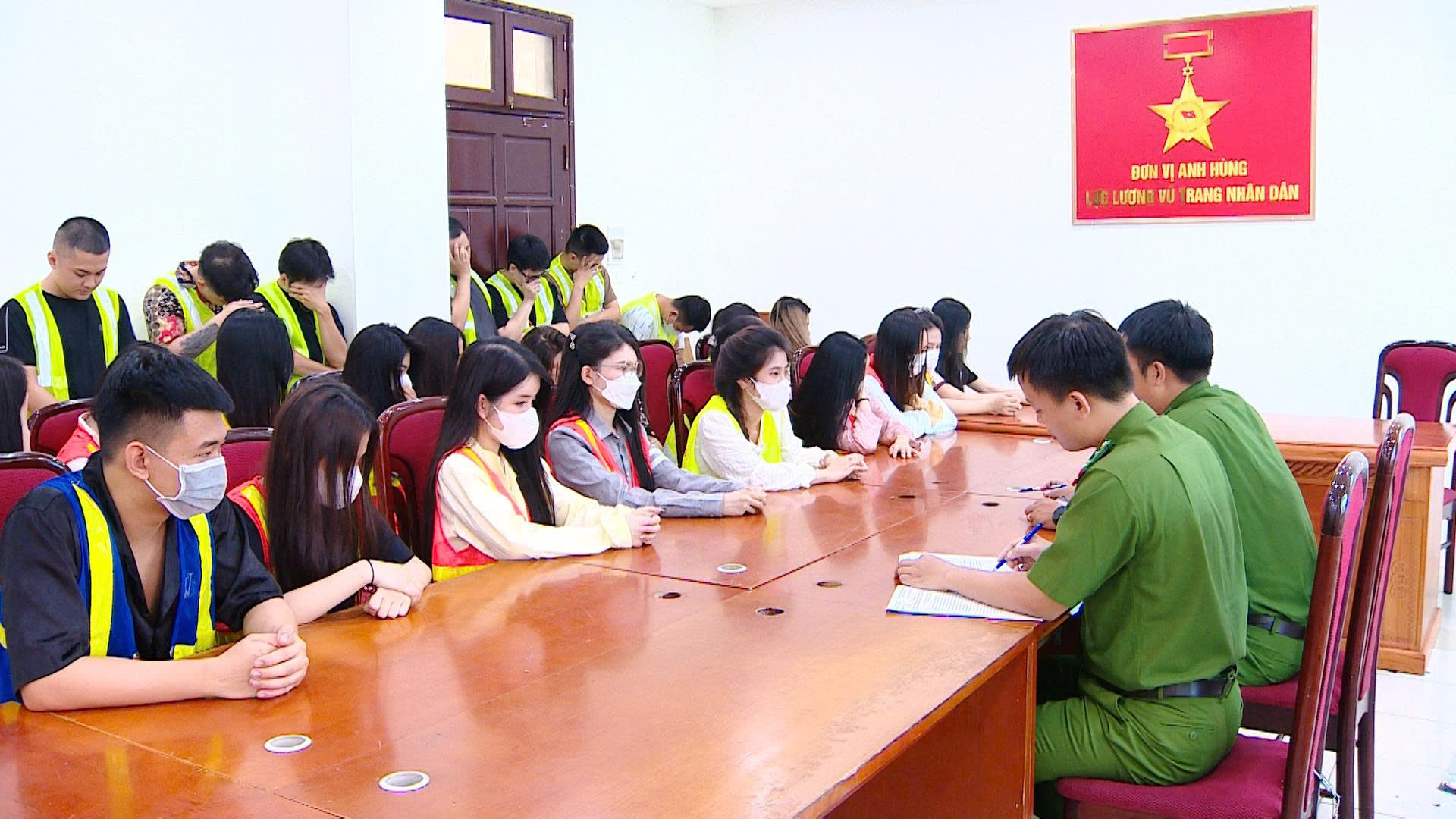 Đột k&iacute;ch 9 địa điểm, b&oacute;c gỡ đường d&acirc;y đưa ma t&uacute;y v&agrave;o h&agrave;ng ngh&igrave;n đầu Pod