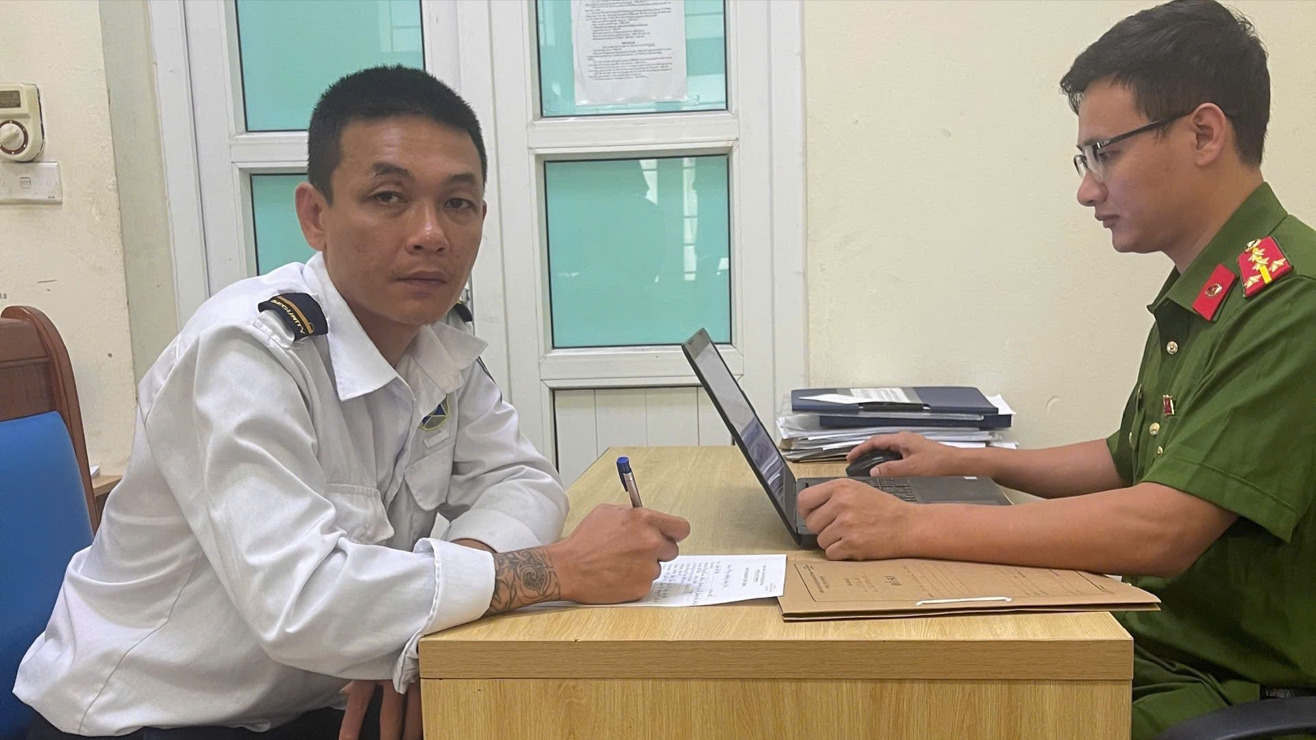 Bảo vệ Khu đ&ocirc; thị Louis City khai l&yacute; do tấn c&ocirc;ng t&agrave;i xế c&ocirc;ng nghệ