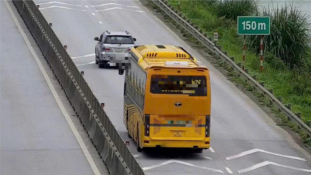 Cảnh s&aacute;t giao th&ocirc;ng khuyến c&aacute;o t&agrave;i xế giữ khoảng c&aacute;ch với xe liền trước