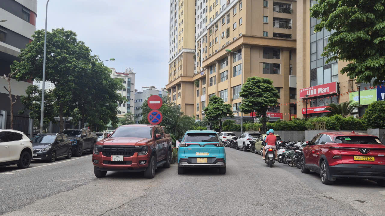 Vi phạm trật tự đ&ocirc; thị tại phường Định C&ocirc;ng: Chủ tịch UBND th&agrave;nh phố H&agrave; Nội y&ecirc;u cầu kiểm tra, xử l&yacute;