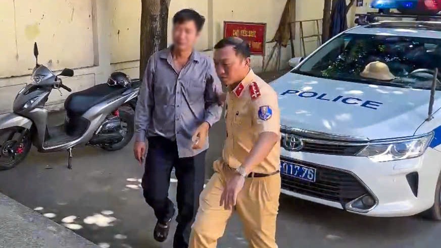 Nghĩa t&igrave;nh của Cảnh s&aacute;t giao th&ocirc;ng H&agrave; Nội trong dịp nghỉ lễ