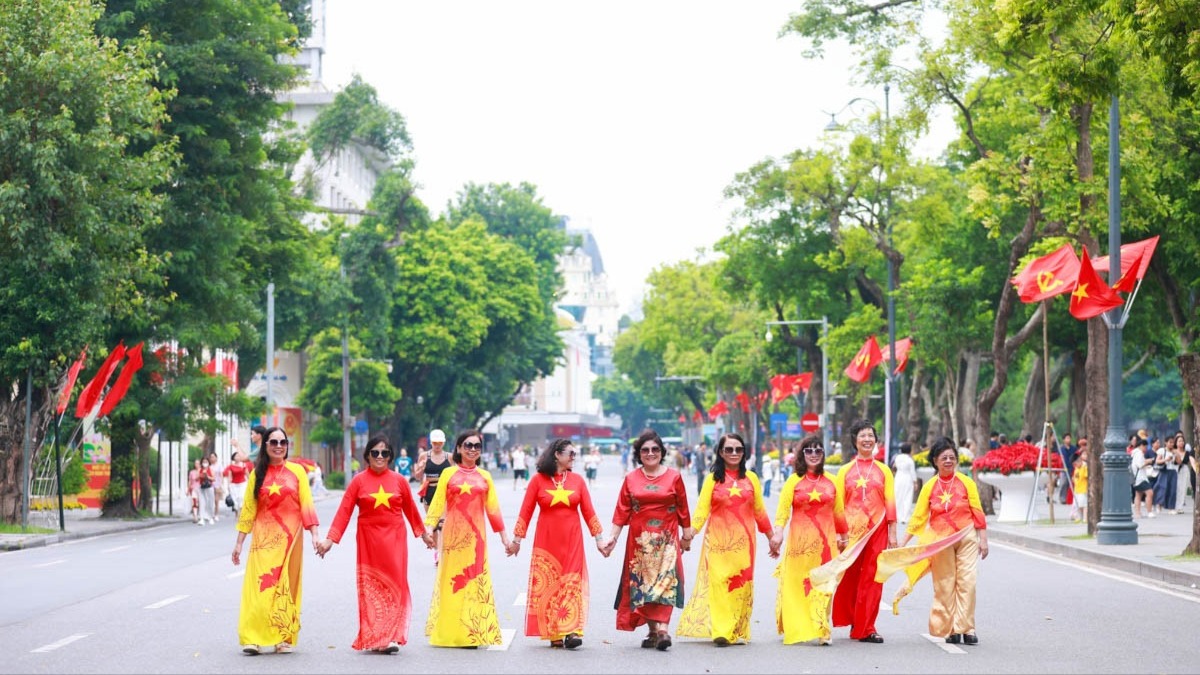 H&agrave; Nội tưng bừng ch&agrave;o mừng Quốc kh&aacute;nh