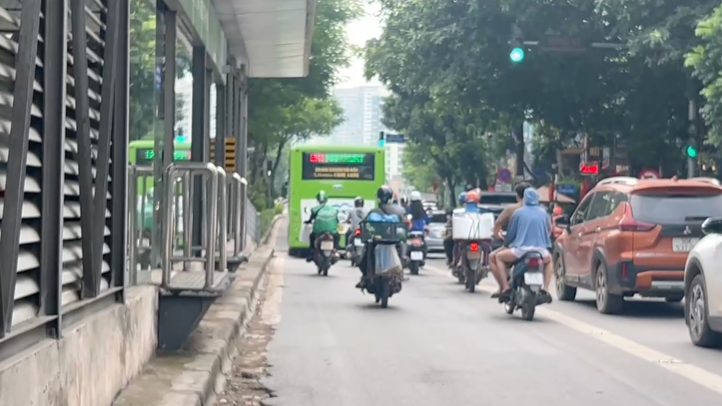 Nhiều xe được đi v&agrave;o l&agrave;n BRT L&aacute;ng Hạ - Giảng V&otilde;