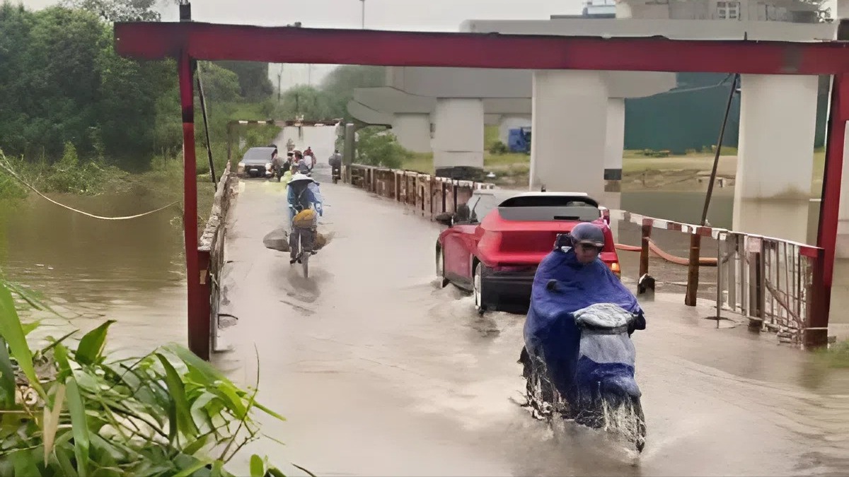 Tạm dừng lưu th&ocirc;ng qua cầu 72 do nước s&ocirc;ng Đ&aacute;y d&acirc;ng cao