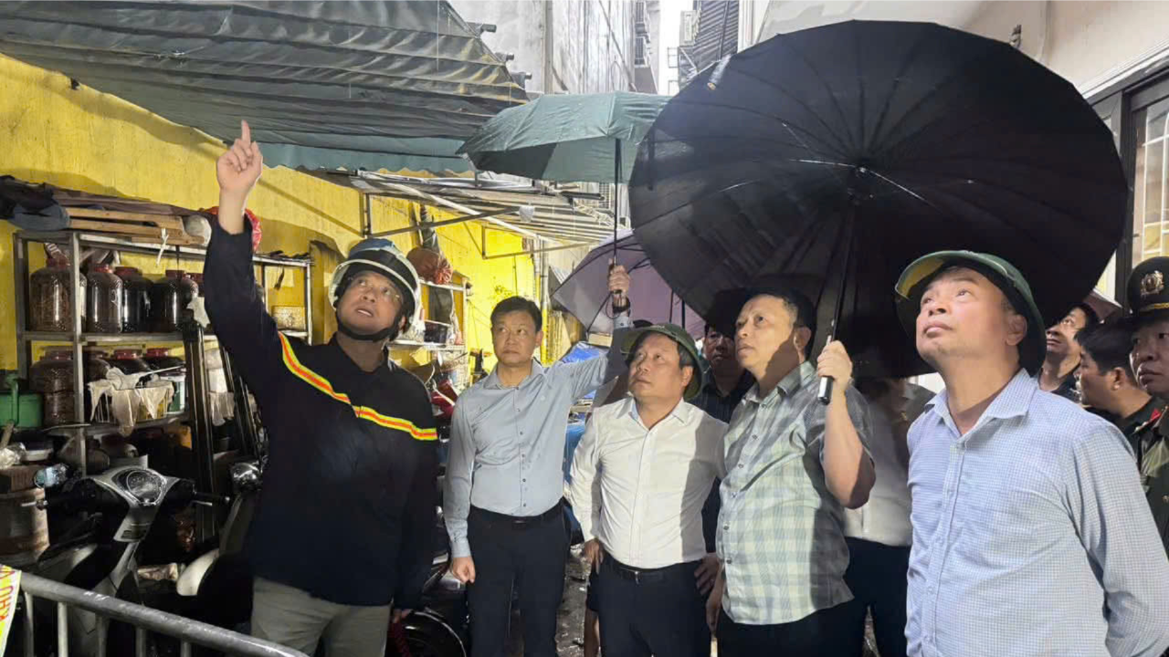 Chủ tịch UBND th&agrave;nh phố H&agrave; Nội Vũ Đại Thắng thăm, động vi&ecirc;n gia đ&igrave;nh vụ ch&aacute;y tại phường T&acirc;y Hồ
