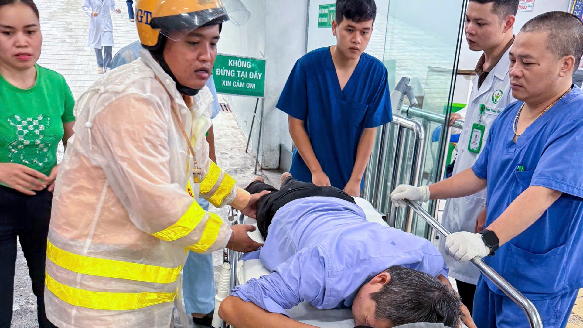Giữa mưa lớn, CSGT H&agrave; Nội khẩn trương mở đường đưa người đi cấp cứu