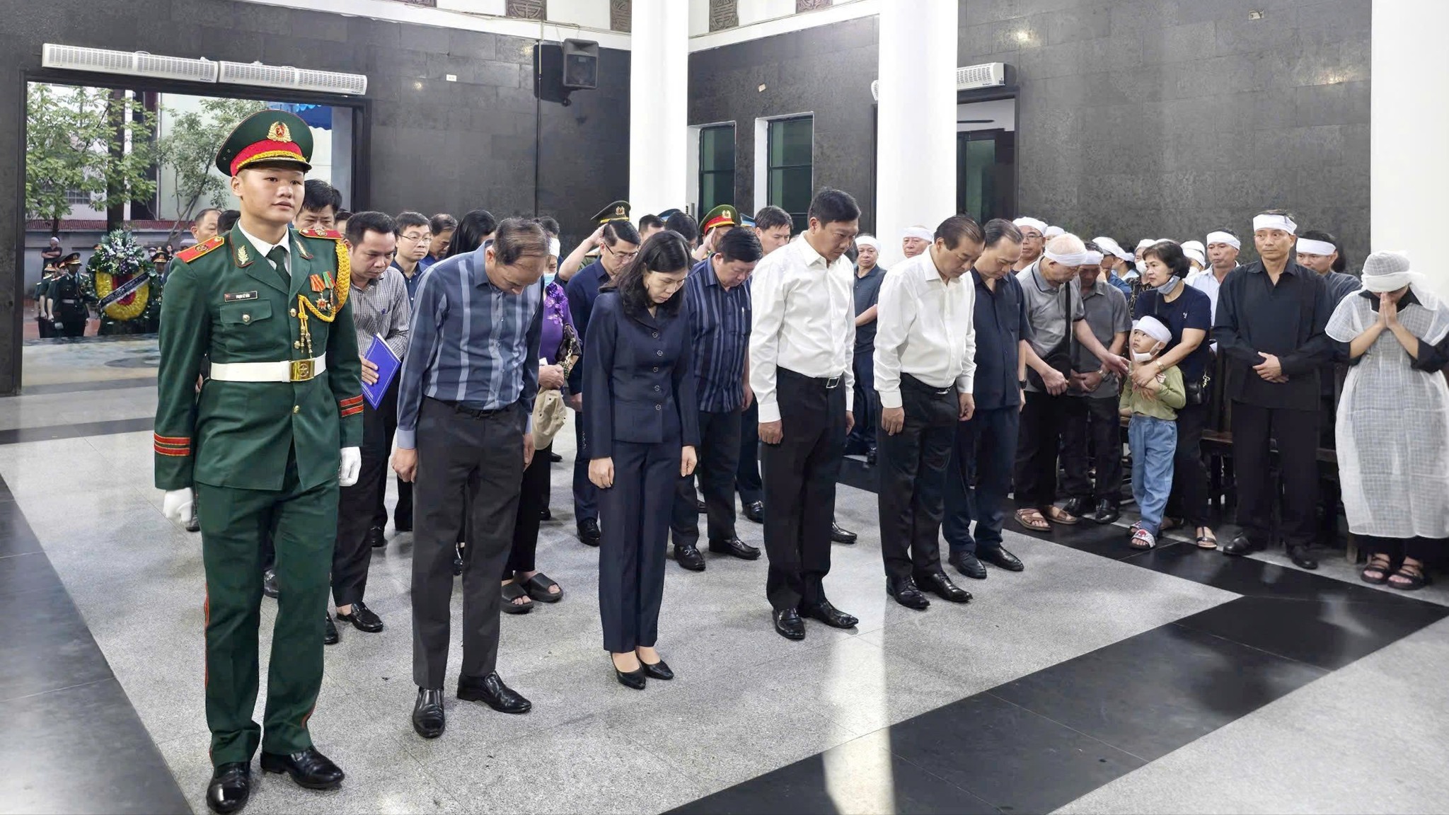 L&atilde;nh đạo TP H&agrave; Nội viếng, chia buồn với th&acirc;n nh&acirc;n c&aacute;c nạn nh&acirc;n vụ ch&aacute;y tại phường T&acirc;y Hồ