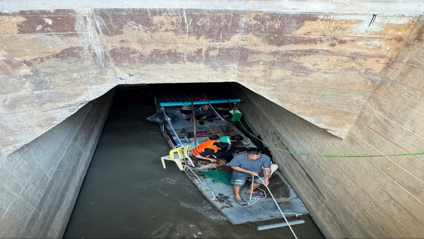 Kịp thời giải cứu 2 người mắc kẹt trong ống cống ở phường Đ&ocirc;ng Ngạc