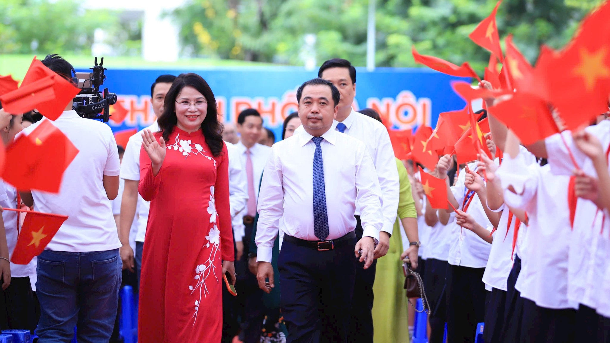 B&iacute; thư Th&agrave;nh ủy H&agrave; Nội dự lễ khai giảng tại Trường THCS Trần Duy Hưng