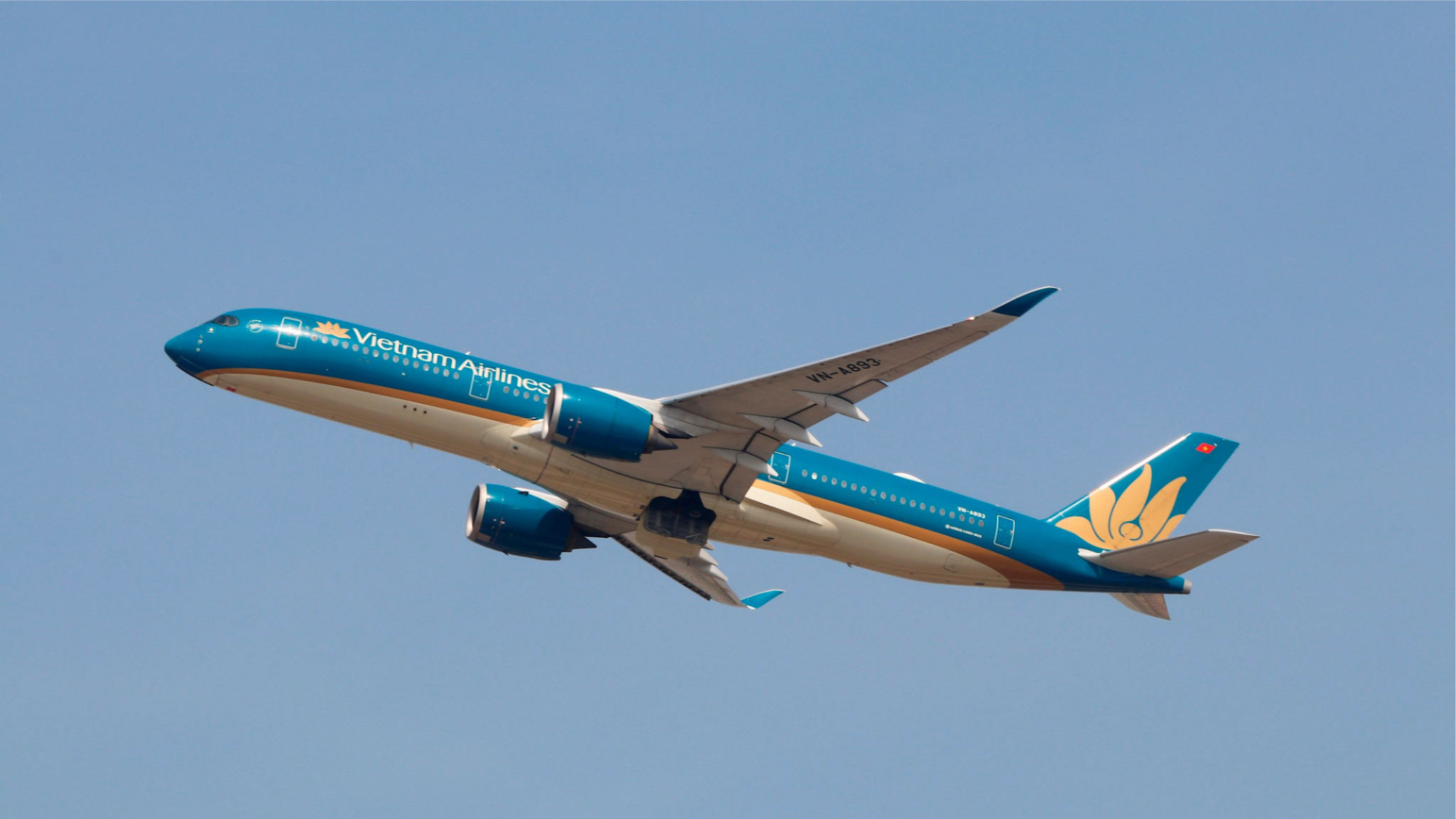 Sản phụ sinh con tr&ecirc;n chuyến bay, m&aacute;y bay Vietnam Airlines hạ c&aacute;nh khẩn cấp tại Myanmar