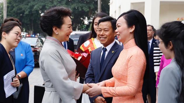 Phu nh&acirc;n Tổng B&iacute; thư, Chủ tịch Trung Quốc v&agrave; Phu nh&acirc;n Chủ tịch nước Việt Nam thăm Đại học Quốc gia H&agrave; Nội