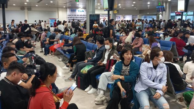 Gần 700 chuyến bay chậm khởi h&agrave;nh tại T&acirc;n Sơn Nhất