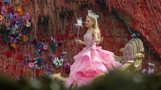 Ariana Grande v&agrave; Dương Tử Quỳnh b&ugrave;ng nổ m&agrave;n ảnh với 'Wicked'