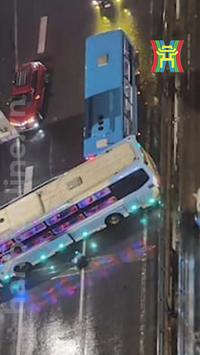 Xe kh&aacute;ch mất l&aacute;i quay ngang, V&agrave;nh đai 3 &ugrave;n tắc k&eacute;o d&agrave;i trong đ&ecirc;m