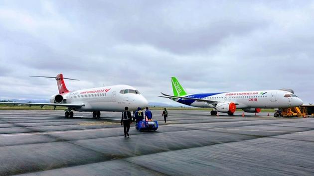 M&aacute;y bay thương mại Trung Quốc tr&igrave;nh diễn tại Việt Nam