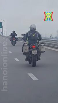 Nh&oacute;m m&ocirc; t&ocirc; ph&acirc;n khối lớn đi v&agrave;o cao tốc Bắc - Nam