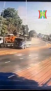 Xe ben đ&acirc;m dải ph&acirc;n c&aacute;ch, cột đ&egrave;n đổ xi&ecirc;n qua cửa k&iacute;nh &ocirc; t&ocirc; con