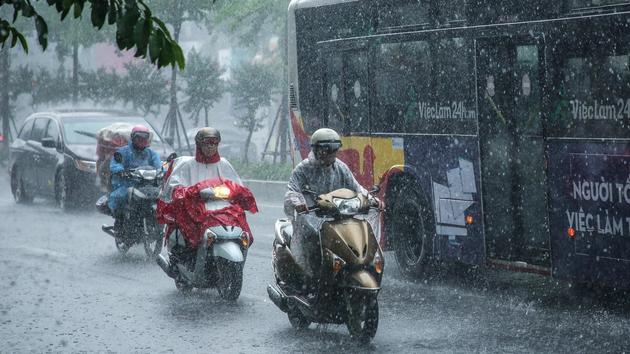 Dự b&aacute;o thời tiết 28/3, H&agrave; Nội mưa to, d&ocirc;ng lốc