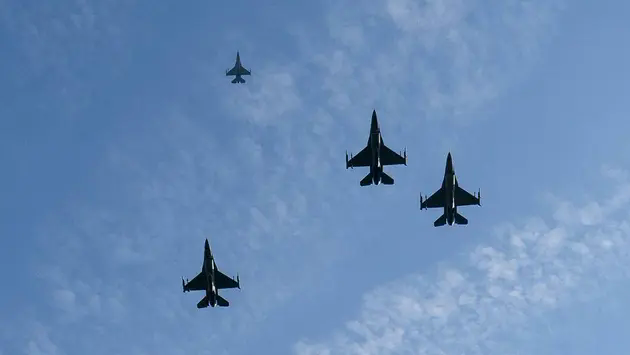Phương T&acirc;y cung cấp m&aacute;y bay F-16 k&egrave;m vũ kh&iacute; cho Ukraine