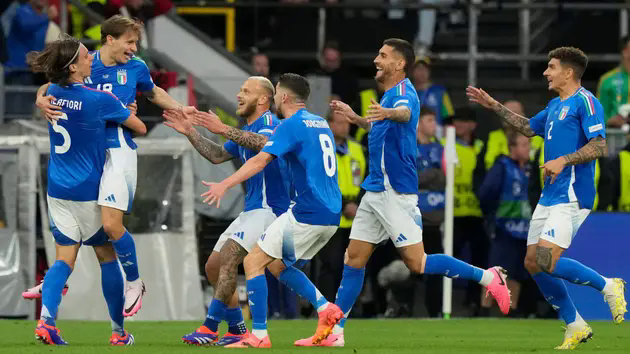 Italia 2-1 Albania: ĐKVĐ ra qu&acirc;n su&ocirc;n sẻ