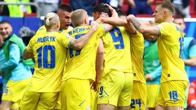Slovakia 1-2 Ukraina: N&iacute;u lại hy vọng