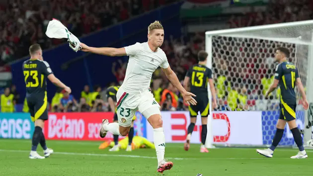 Hungary 1-0 Scotland: Csoboth giữ lại hy vọng đi tiếp