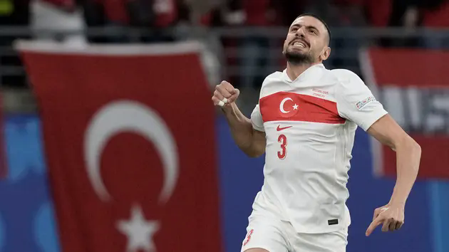 &Aacute;o 1-2 Thổ Nhĩ Kỳ: Người h&ugrave;ng Demiral định đoạt trận đấu