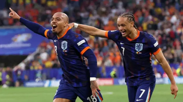 Romania 0 - 3 H&agrave; Lan: Cơn lốc lộ diện