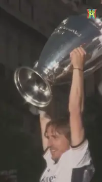 Luka Modric gắn b&oacute; với Real Madrid th&ecirc;m 1 năm