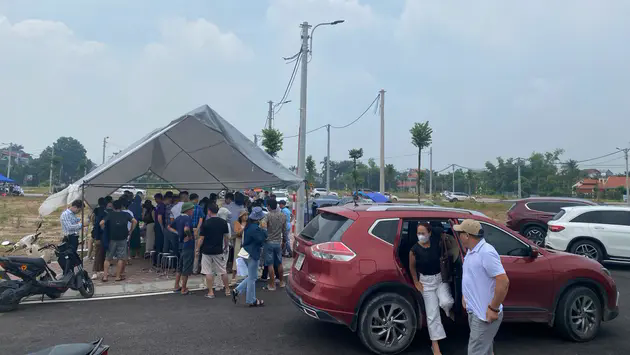 Đấu gi&aacute; đất tại Ph&uacute;c Thọ: 'c&ograve;' rao ch&ecirc;nh tới 600 triệu