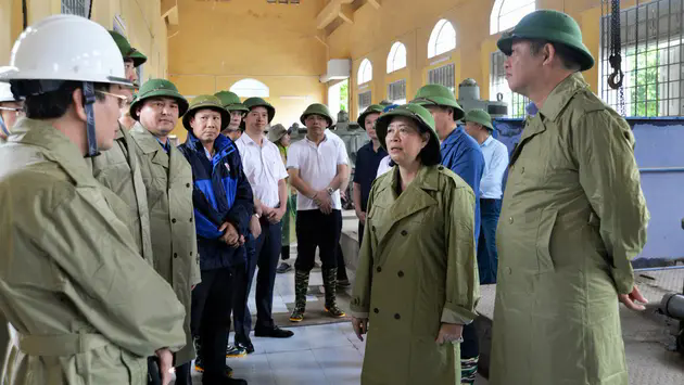 B&iacute; thư Th&agrave;nh ủy H&agrave; Nội: 'Nhanh ch&oacute;ng gi&uacute;p d&acirc;n ổn định cuộc sống'